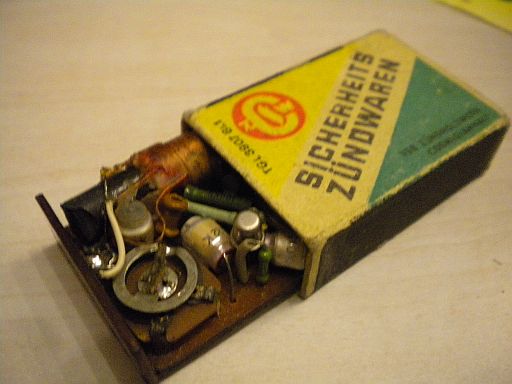 Miniaturradio in einer Streichholzschachtel